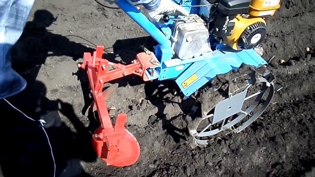 Закрытие грядок мотоблоком Нева МБ-2 смотреть онлайн