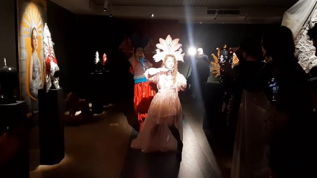Кокошники - персонажи от Серафимы Злобиной на её выставке MAGIC TALES в галерее ONE"S MIND. смотреть онлайн
