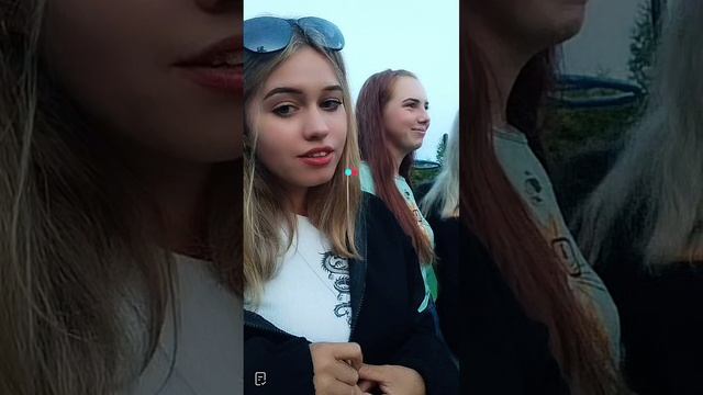 ? перископтың тікелей эфирі бүгін саябақта қыдырып жүрген әдемі қыздар ? смотреть онлайн