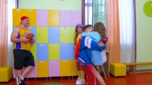 АМИНА и ДЕВЧОНКИ НЕ МОГУТ ПОДЕЛИТЬ СТРАННЫЙ ПОДАРОК!!! ПАРНИ В ШОКЕ! 2