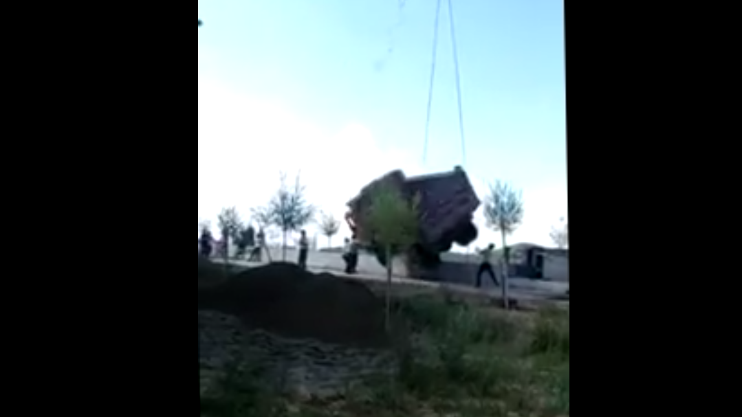 Рабочего расплющило из-за лопнувшего троса смотреть онлайн