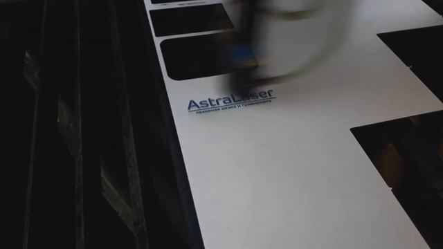 Лазерная гравировка двухслойного пластика Rowmark смотреть онлайн