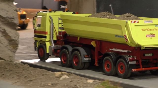 Mercedes Actros loads sand смотреть онлайн