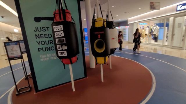 Portable USB chargers you can rent at 1000 won(or 70 cents) per hour at COEX mall in South Korea! смотреть онлайн