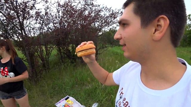 БУРГЕРЫ НА УГЛЯХ | ГОТОВИМ НА ПРИРОДЕ смотреть онлайн