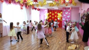 "Дошкольный вальс". Танец для троек (один мальчик и две девочки)