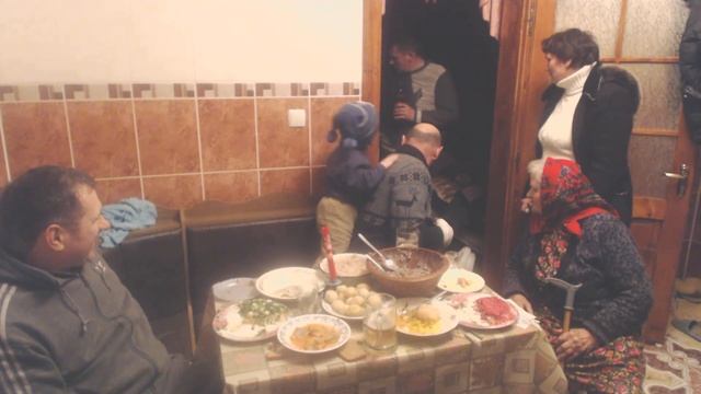 Редкое видео, когда все четверо детей у мамы на Рождество смотреть онлайн