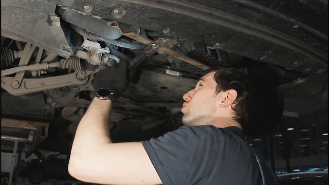 Замена масла и масляного фильтра в двигателе автомобиля Audi A5 2,0 TFSI смотреть онлайн
