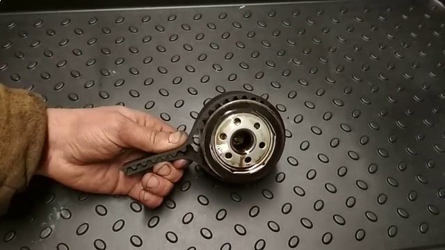 Снимаем масляный фильтр ручными тисками и ремнем смотреть онлайн