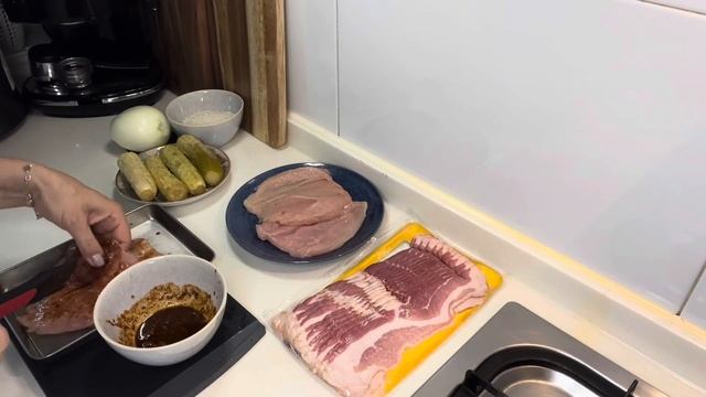 Куриные рулеты с маринованными огурчиками в беконе! смотреть онлайн