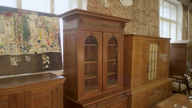 Антикварный буфет с резными деталями смотреть онлайн