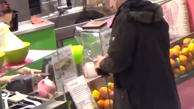 Торговый центр в Германии. Как одеты люди смотреть онлайн