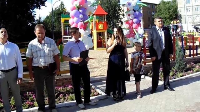 Днепрорудное-4. Семья работника ЗЖРК благодарит за детскую площадку смотреть онлайн