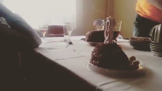 День рождения не даёт зажечь свечку на торте сразу сдувает смотреть онлайн