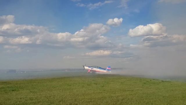 Красноярск Аэродром Кузнецово День авиации Воздушная струя с дымом от винта Самолёт Экстра 0150 смотреть онлайн