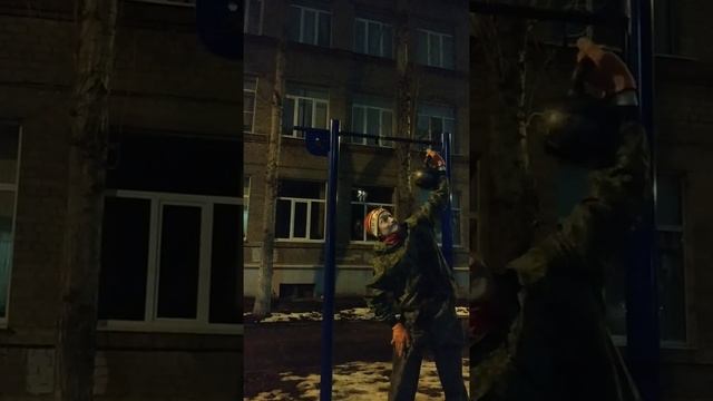 Жим гири после 5 подходов отжиманий на брусьях с ней же. смотреть онлайн