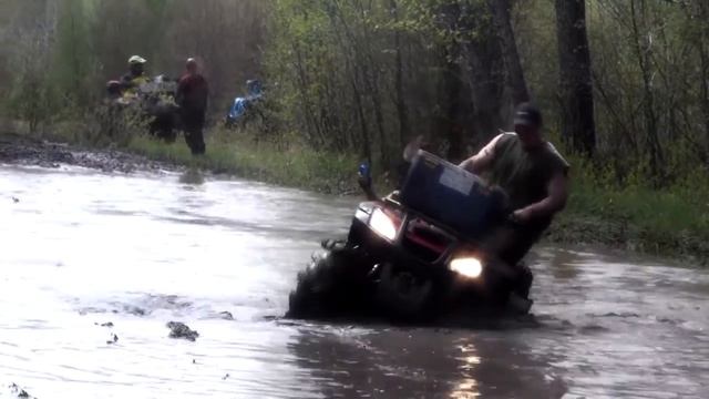 РАЗМЕТАЕМ ГРЯЗЬ КВАДРОЦИКЛАМИ | БРИГАДА 4Х4 И БЕЗДОРОЖЬЕ смотреть онлайн