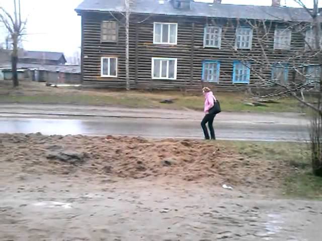 Грязь у дома 23 по ул. 9 января (Тавда) смотреть онлайн