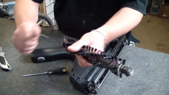 How To Clean The Electrolux Ultra Active ZUA3860P Powerhead Roller смотреть онлайн