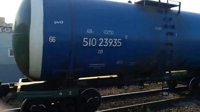 ГРУЗОВОЙ ПОЕЗД ПРОХОДИТ МИМО ПЛАТФОРМЫ ЛЕНИНСКИЙ ПРОСПЕКТ