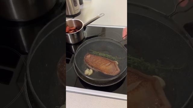 САЛАТ С УТИНОЙ ГРУДКОЙ, СЛИВОЙ И БАКЛАЖАНОМ | Рецепт от BERRYWOOD FAMILY | НИКОЛАЙ БОБРОВ смотреть онлайн