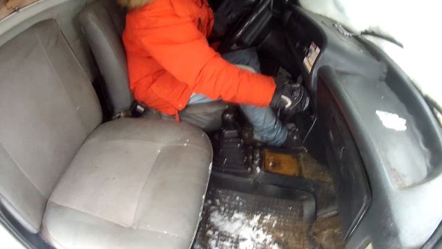 Заводим ИЖ 2715 зимой. Пробуем дрифт. смотреть онлайн