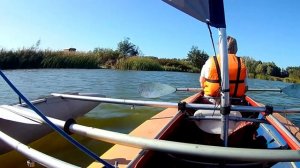 Байдарка с парусом на озере