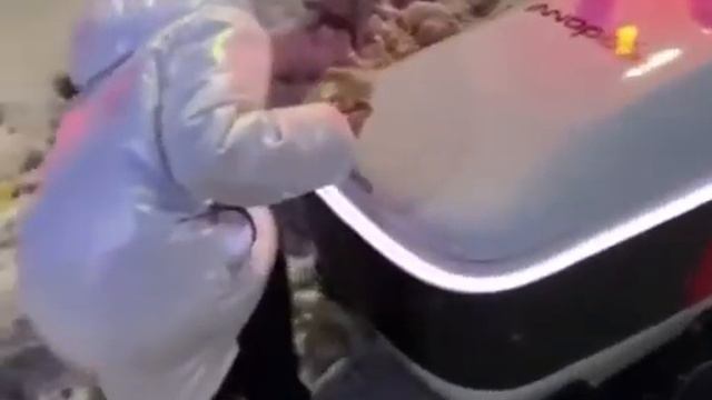 Прохожие помогли роботу-курьеру, который застрял в снегу смотреть онлайн