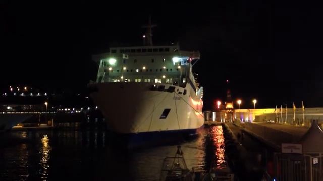 Швартовка парома Корсика в порту Ниццы смотреть онлайн