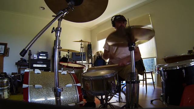 Recording drums for "Rain" by Across The Vine....with only one microphone ! смотреть онлайн