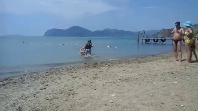 Девочки купают собаку в море . Жесть ! смотреть онлайн