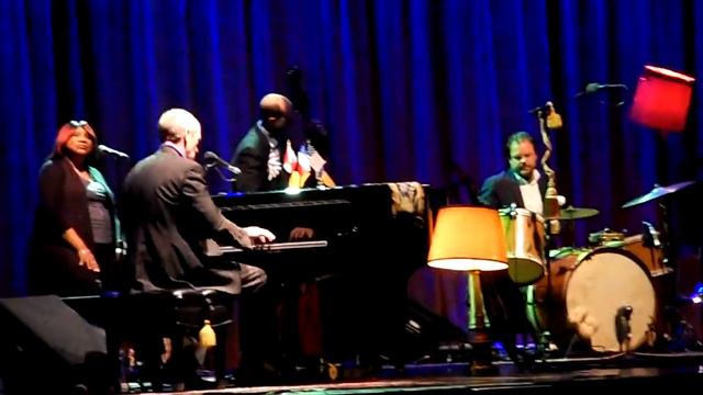 Hugh Laurie - St. James Infirmary Intro At Piano - Grand Rex - July,10,2012 смотреть онлайн