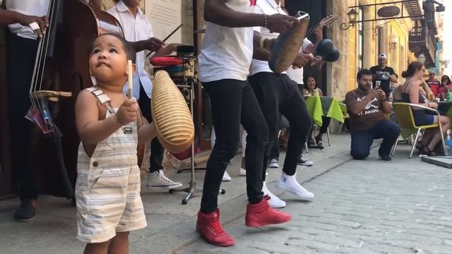 Little Cuban boy steals the show in Old Havana! "Dancing in Cuba" смотреть онлайн
