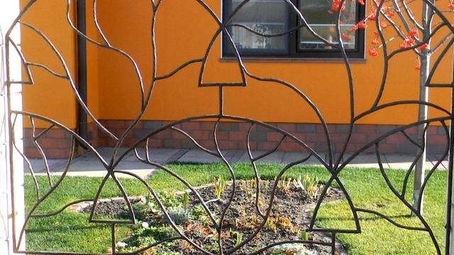 Красивый забор для дачи из металла ,декоративная решетка на заборе для загородного дома смотреть онлайн