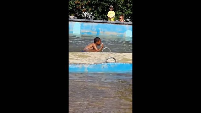 Leikkipuisto Etupelto. Куда пойти с детьми в Хельсинки. Бесплатный бассейн. смотреть онлайн