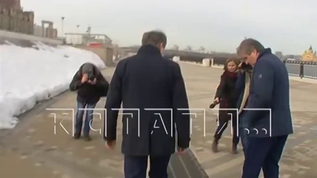 Провал грунта, ржавчина и разбитые лавочки - Нижневолжская набережная с трудом перенесла зиму смотреть онлайн