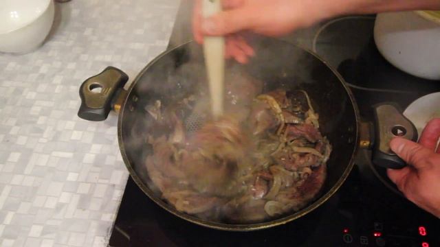 Видеорецепт «Печень лося, тушенная в сметане с репчатым луком: вкусное горячее на раз-два» смотреть онлайн
