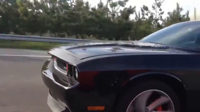 Srt8 challenger vs mustang coyote 5.0 смотреть онлайн