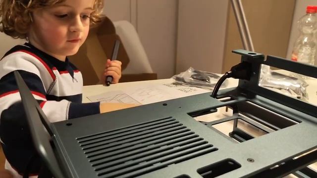 ? 3 y.o. assembles PC. Собирает с папой компьютер в 3 года )) смотреть онлайн