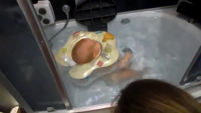 Купание Ариши 4 месяца смотреть онлайн