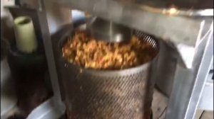 Изготовил винтовой пресс для отжима сока из яблок .