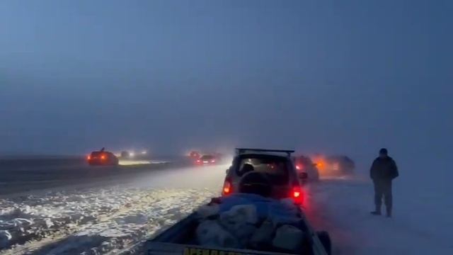 Десятки машин застряли на р. Лене