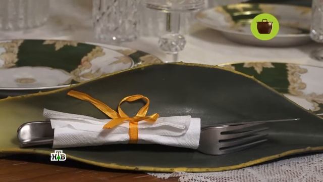 Красивая сервировка стола с классическими акцентами и необычным декором. смотреть онлайн