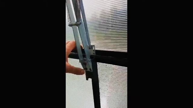 Установка термопривода на форточку в теплице. Эти нюансы надо знать! смотреть онлайн