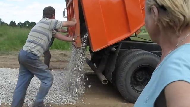 "Расстилка" известнякового щебня. "Spread" (stretching) limestone rubble. смотреть онлайн