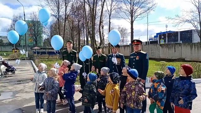 Воспитанники МАДОУ «Детский сад №13» выпустили в небо голубые воздушные шары с голубями! смотреть онлайн