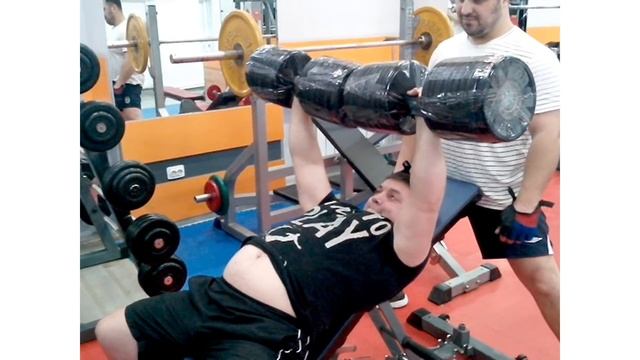 Жим гантелей по 65 кг. на наклонной скамье. Скотч творит чудеса. смотреть онлайн
