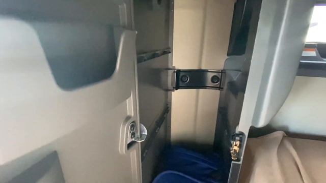 Обзор НОВОГО ТРАКА что внутри американской фуры Volvo 2022 года дом на колёсах дальнобойщик в США