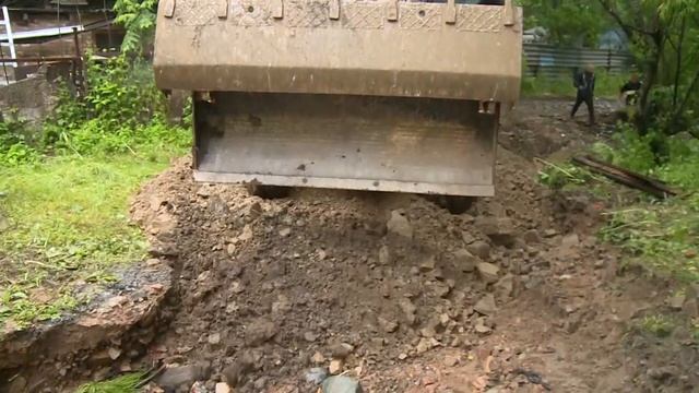 На Русском острове грейдируют дороги и отсыпают провалы после ливней смотреть онлайн