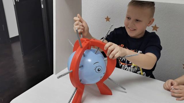 Дети играют в игру не лопни шарик. смотреть онлайн
